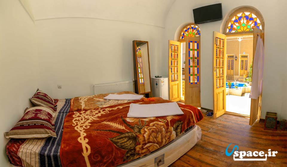 نمای زیبایی از اتاق اقامتگاه سنتی شمعدونی - یزد